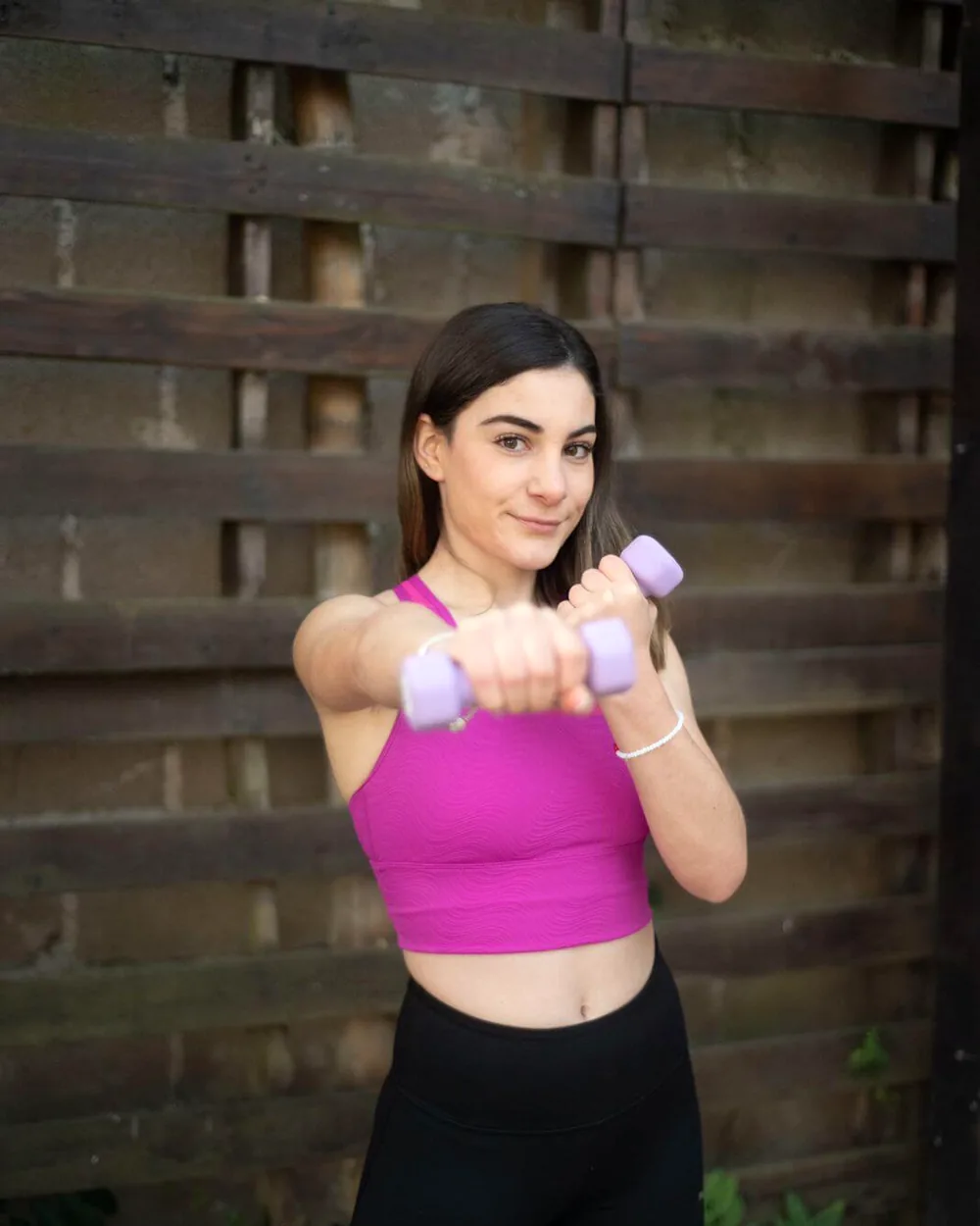 Ivannia, entrenadora y fundadora de ivi studio, con mancuernas.