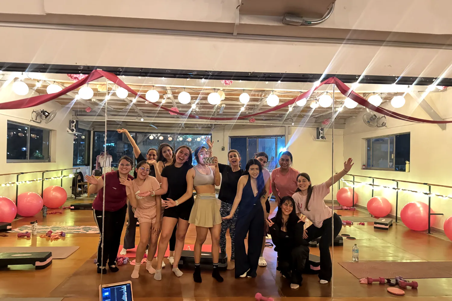 Mujeres celebrando después de una clase nocturna en ivi.
