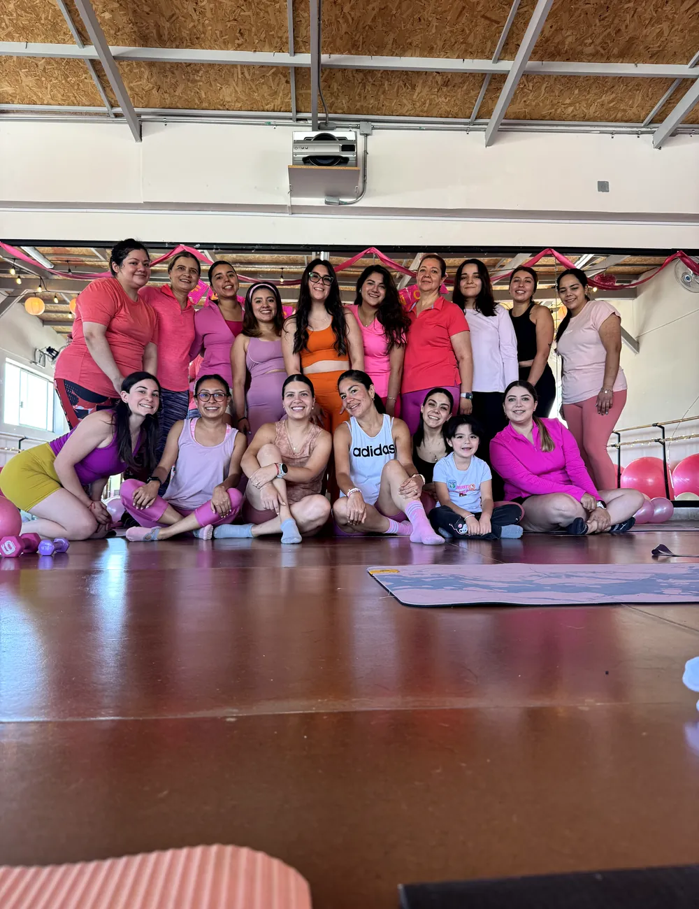 Grupo de alumnas de ivi posando en el studio.