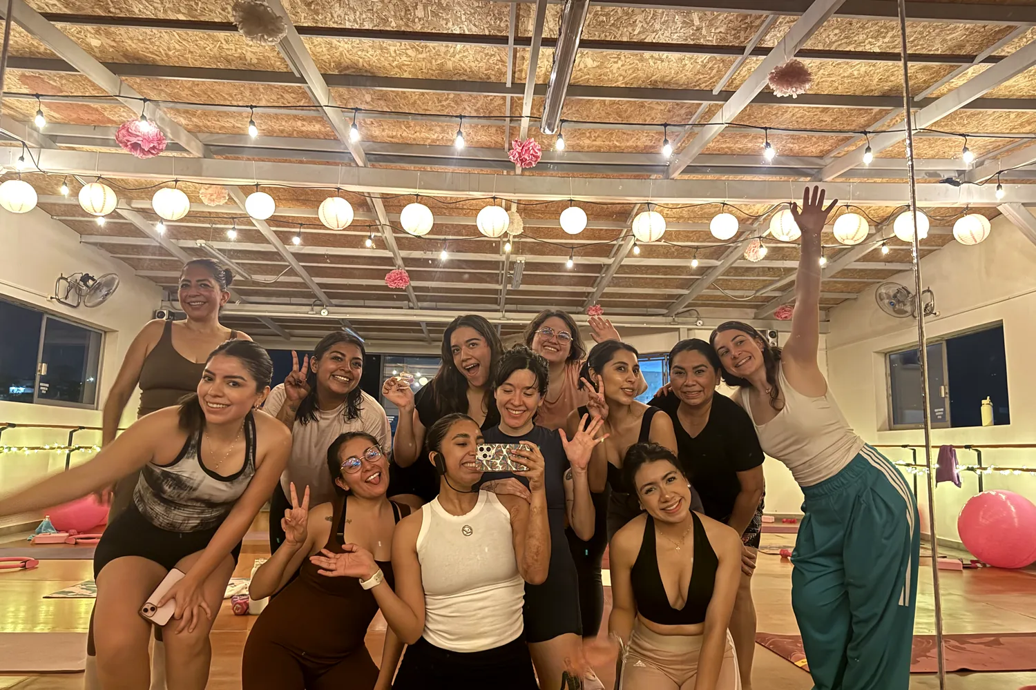 Comunidad de mujeres con mucha energía en el studio.