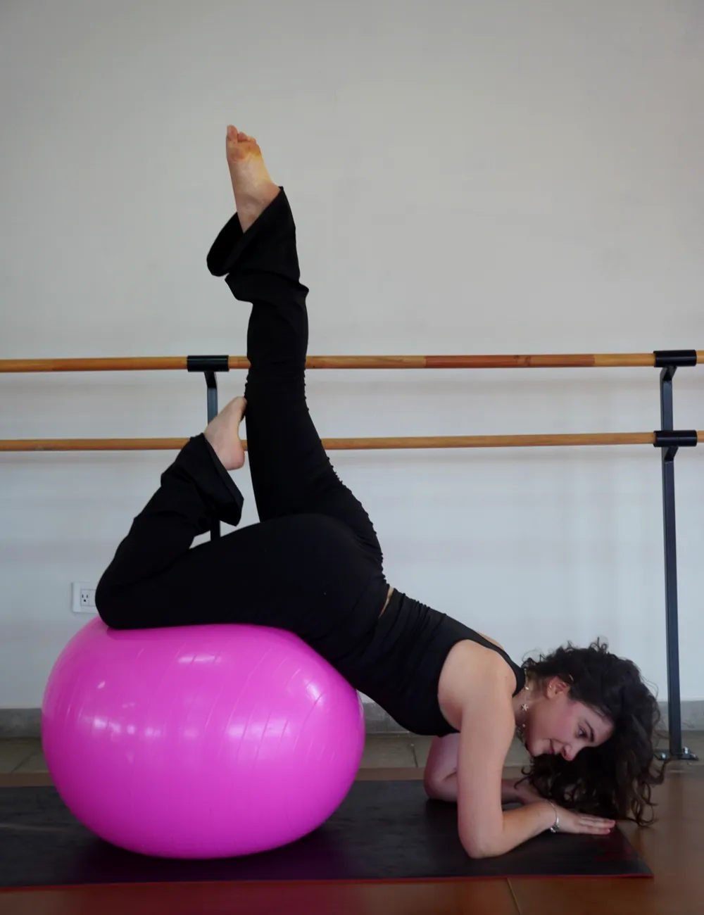 Alumna haciendo pilates con balón en el studio ivi.