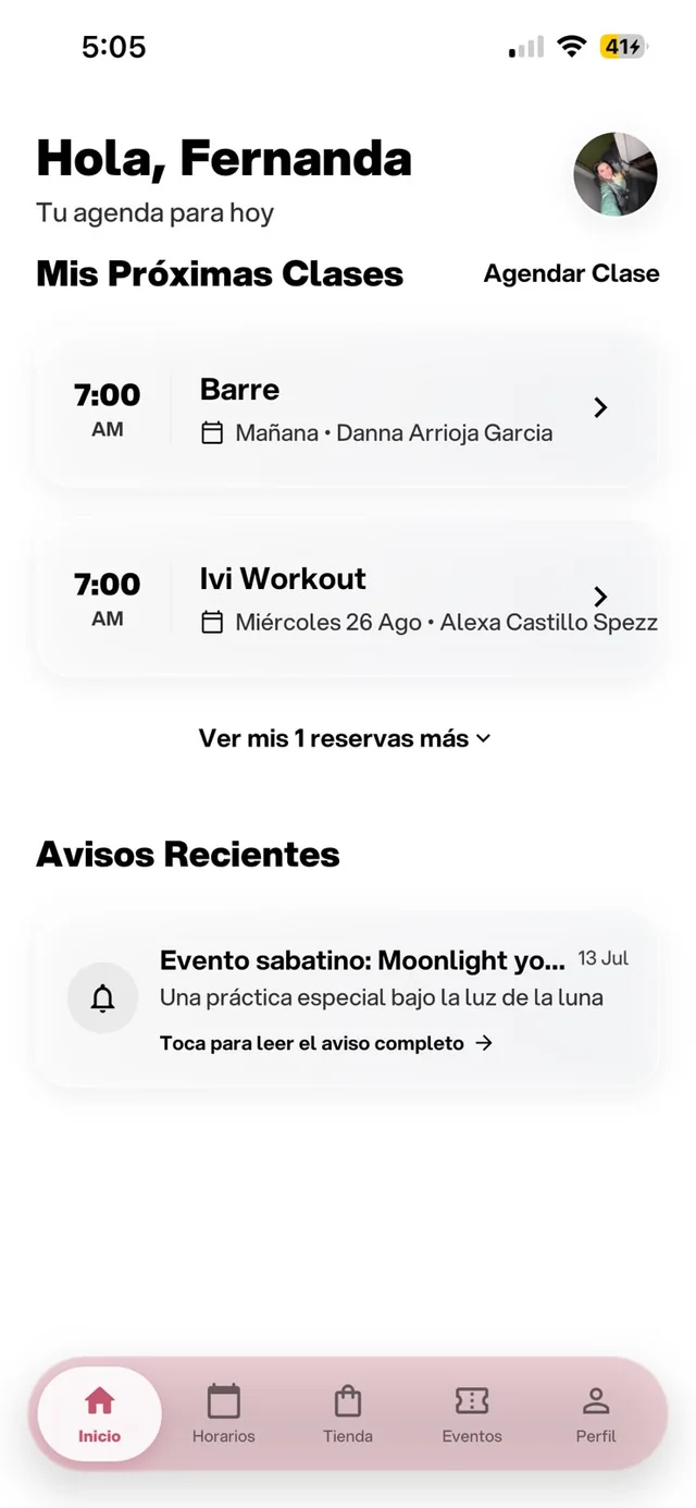 Pantalla de la app de ivi con la agenda de clases del día.